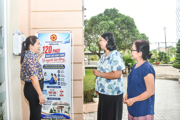 Cán bộ phường hướng dẫn người lao động đến làm thủ tục ngoài giờ hành chính vào chiều thứ sáu hàng tuần.

Ảnh: CẨM TRÚC