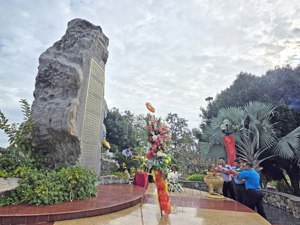 Bia Nam Kỳ Khởi Nghĩa ghi dấu truyền thống cách mạng của vùng đất Vũng Liêm, hun đúc tinh thần đoàn kết và khát vọng xây dựng quê hương trong giai đoạn phát triển mới. Ảnh: THIỆN CHÍ

