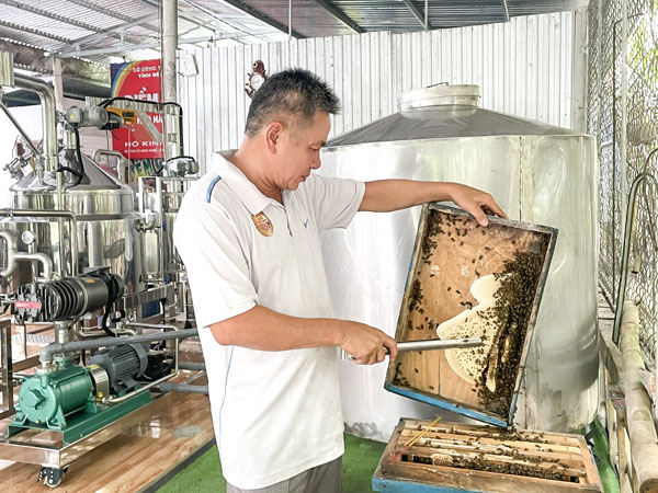 Cơ sở Mật ong miền Tây, xã Hưng Khánh Trung, được hỗ trợ vốn khuyến công phát triển sản phẩm từ mật ong.

