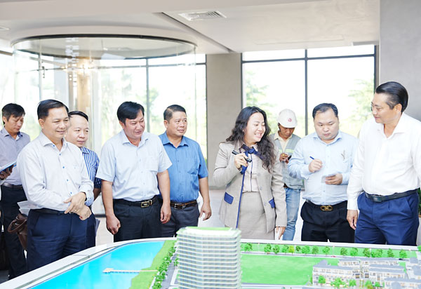 Đồng chí Trần Văn Lâu- Ủy viên Trung ương Đảng, Bí thư Tỉnh ủy (bìa trái) cùng đoàn công tác xem phối cảnh Dự án Khu thương mại- dịch vụ- du lịch Mỹ Thuận (phường Tân Ngãi).