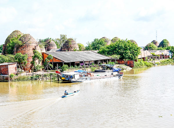 Khu lò gạch, gốm Mang Thít được xác định thành khu du lịch trọng điểm của tỉnh.