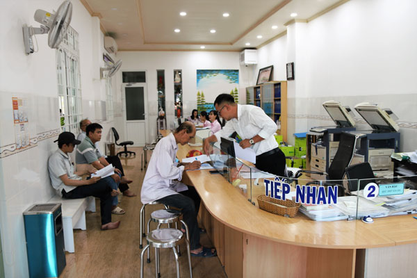 Người dân đến chứng thực tại Văn phòng Công chứng Tín Hữu (phường An Hội). Ảnh: THẠCH THẢO


