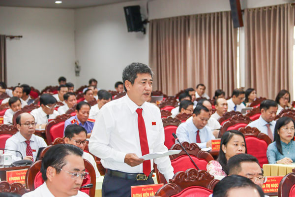 Đại biểu Dương Hiền Hải Đăng- Tổ đại biểu số 7 chất vấn.

