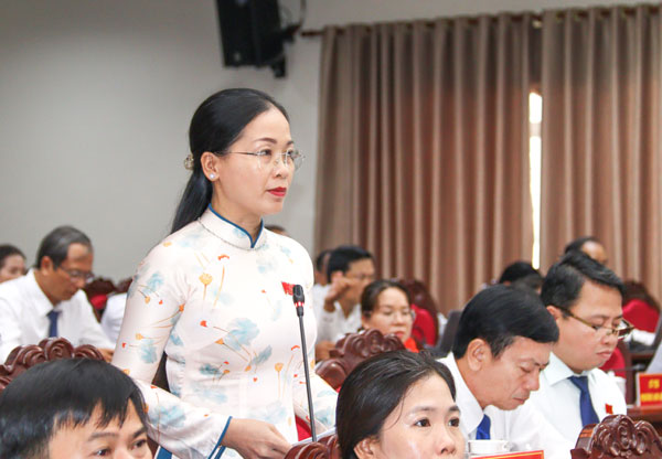 Đại biểu Ngô Thị Hồng Gấm- Tổ đại biểu số 3 chất vấn.


