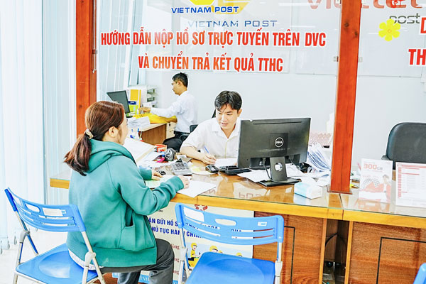 Trung tâm Phục vụ hành chính công tỉnh ứng dụng công nghệ số, cải tiến quy trình, tích cực hướng dẫn người dân, doanh nghiệp trong thực hiện thủ tục hành chính. Ảnh: NAM ANH


