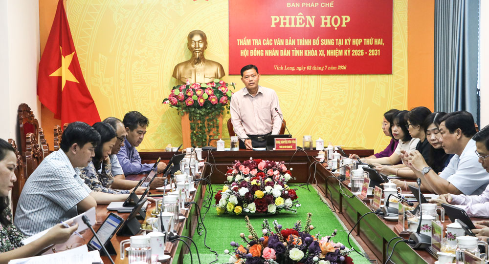  Đồng chí Nguyễn Văn Tân- Ủy viên Thường trực, Trưởng Ban Pháp chế HĐND tỉnh phát biểu tại phiên họp. 