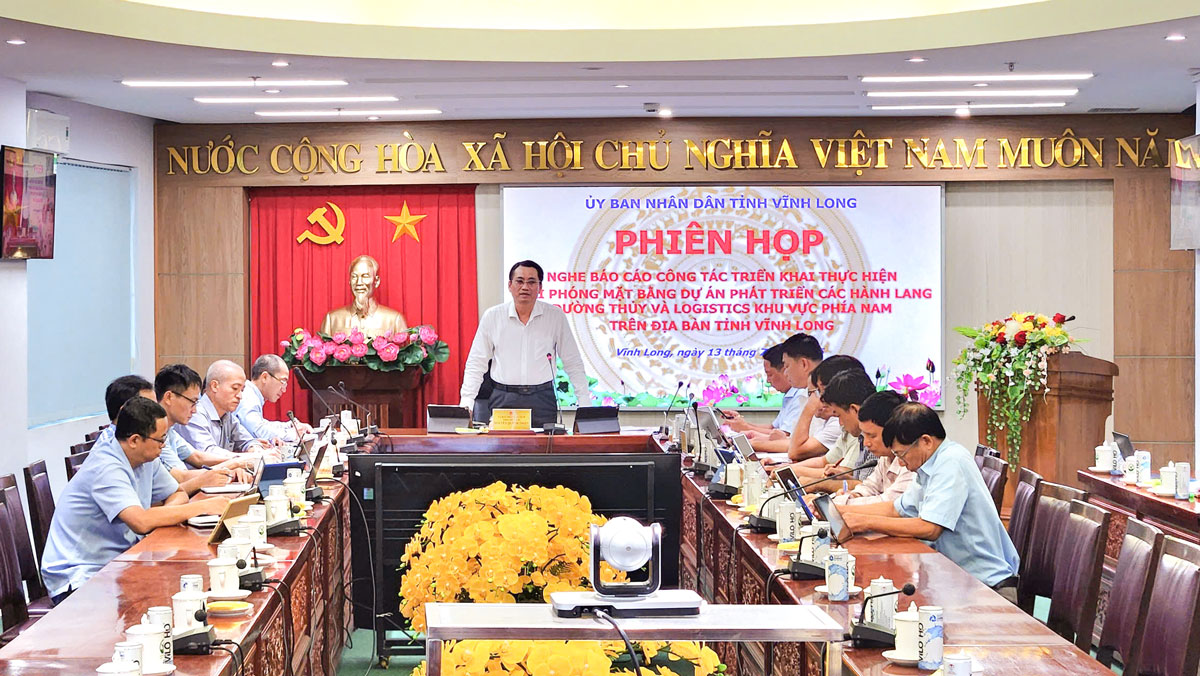Phó Chủ tịch UBND Nguyễn Quỳnh Thiện phát biểu chỉ đạo tại cuộc họp.