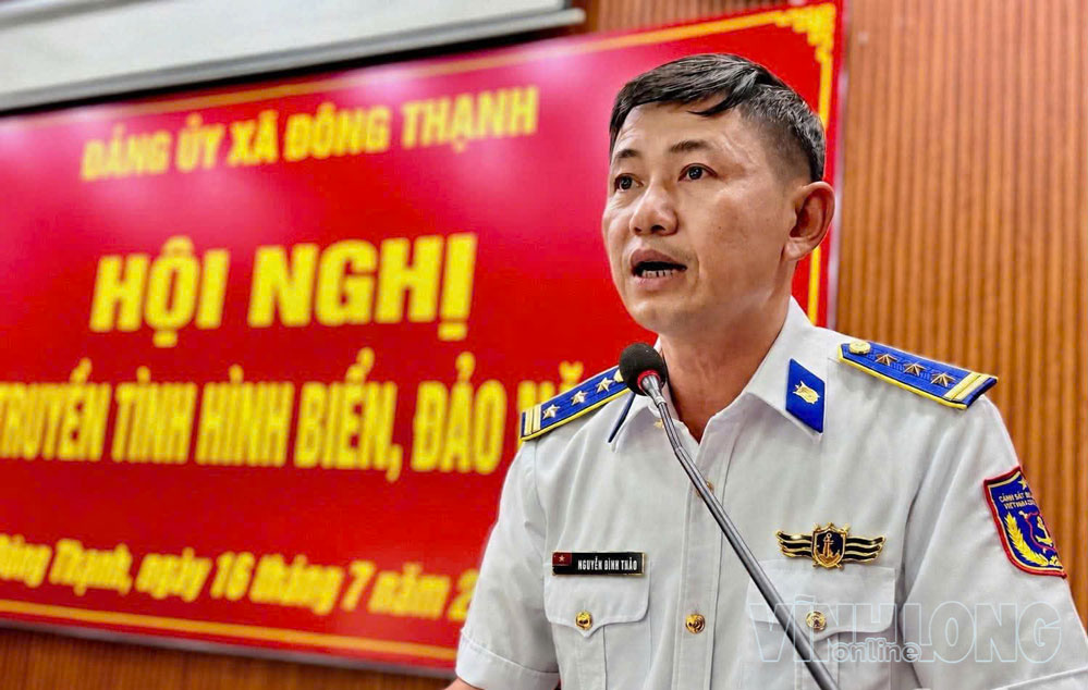 Thượng tá Nguyễn Đình Thảo - Báo cáo viên Bộ Tư lệnh Vùng Cảnh sát biển 3 thông tin tuyên truyền đến các đại biểu.