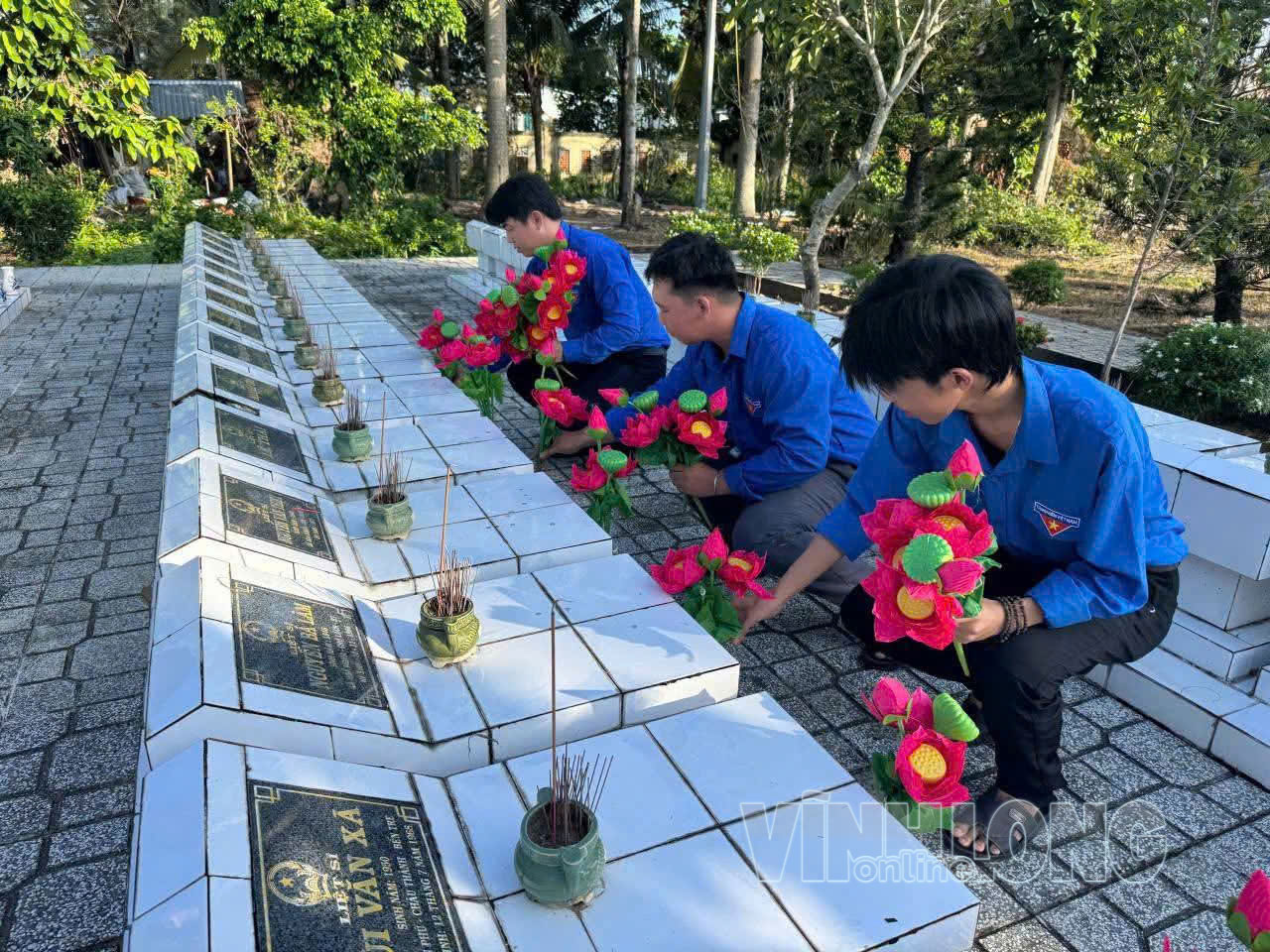 Đoàn viên, thanh niên chuẩn bị hơn 1.200 bình hoa sen dâng lên các phần mộ liệt sĩ tại Nghĩa trang Liệt sĩ Chợ Lách.
