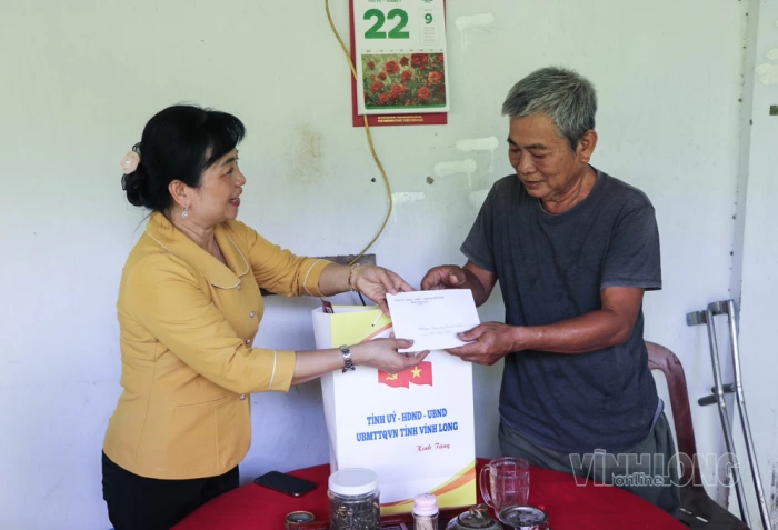 Phó Chủ tịch HĐND tỉnh- Lê Thị Thúy Kiều thăm, tặng quà gia đình chính sách tại xã Mỹ Thuận
