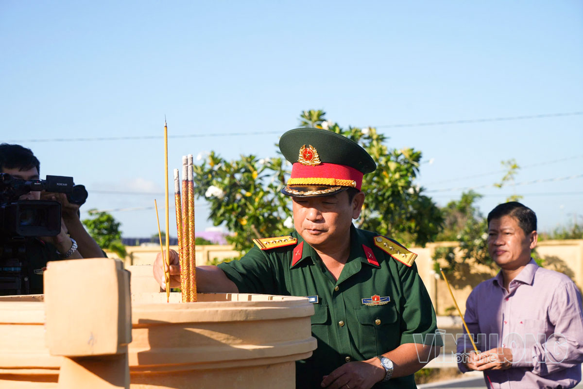  Trong không khí trang nghiêm, Ban Chỉ đạo 515 tỉnh cùng các lực lượng tham gia tổ chức nghi lễ dâng hương, tưởng niệm các Anh hùng liệt sĩ trước khi thực hiện nhiệm vụ lấy mẫu.