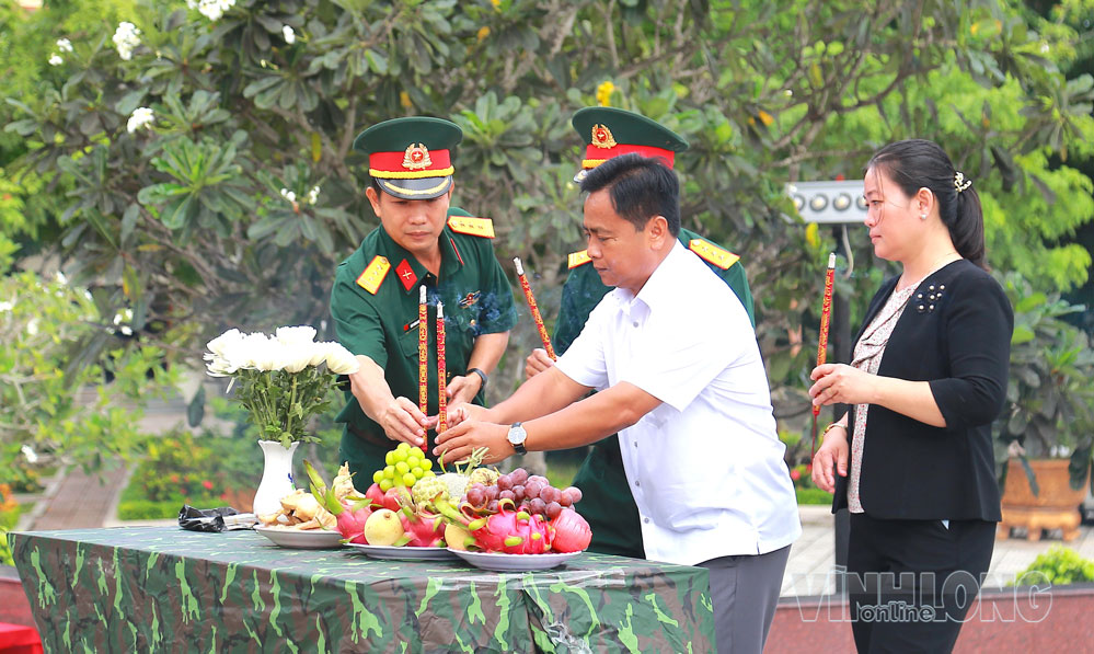 Đại biểu thắp hương tưởng niệm các Anh hùng liệt sĩ.