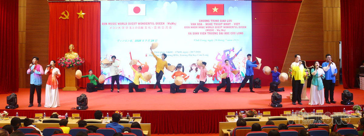 Tiết mục giao lưu văn nghệ của sinh viên Trường ĐH Cửu Long.