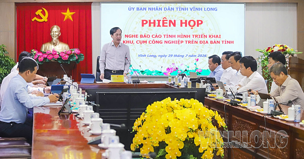 Chủ tịch UBND tỉnh Trần Trí Quang chủ trì và phát biểu kết luận tại cuộc họp.