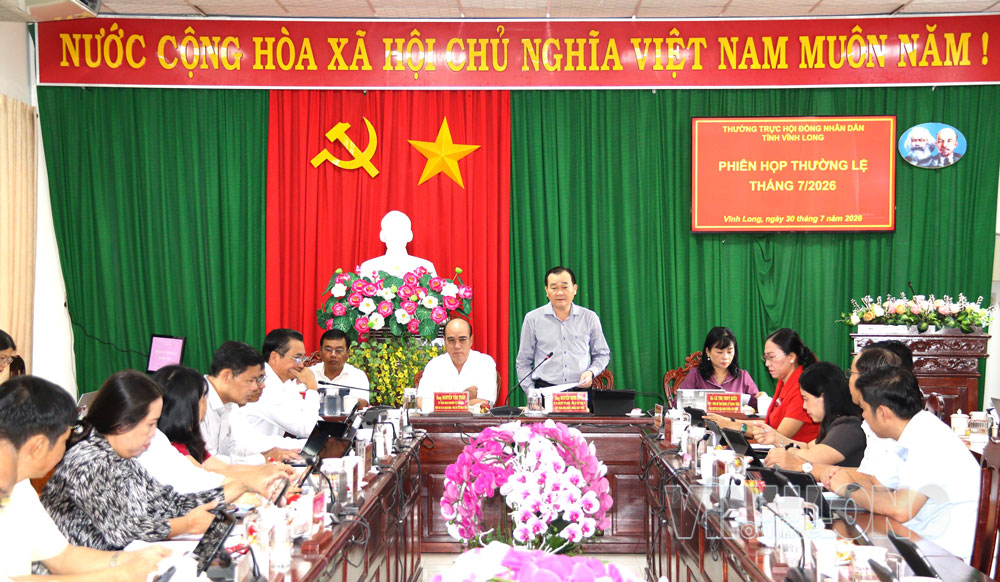 Đồng chí Nguyễn Minh Dũng- Ủy viên Dự khuyết BCH Trung ương Đảng, Phó Bí thư Tỉnh ủy, Chủ tịch HĐND tỉnh phát biểu tại phiên họp.