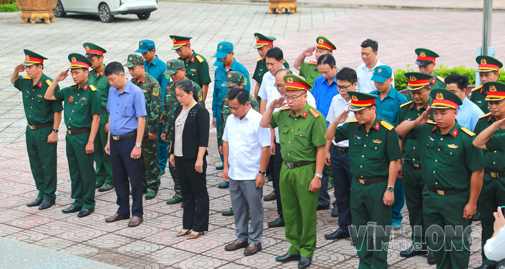 Đại biểu thành kính dành phút mặc niệm, bày tỏ lòng biết ơn sâu sắc đối với các Anh hùng liệt sĩ.