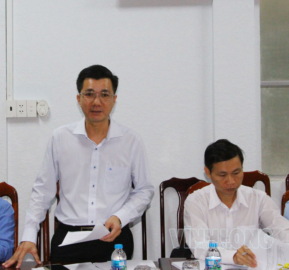 Đại diện các sở, ngành báo cáo tại cuộc họp.