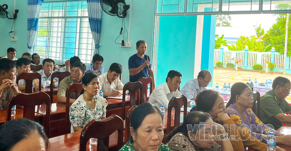 Hình ảnh cử tri phát biểu tại buổi tiếp xúc.