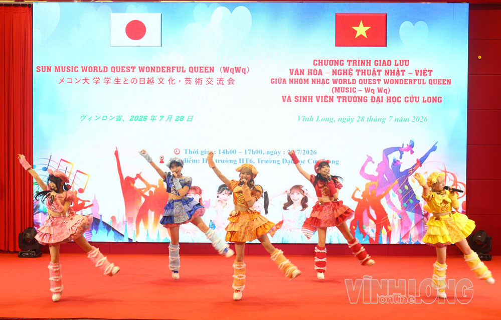 Tiết mục giao lưu văn nghệ của nhóm nhạc MUSIC Wq-Wq (Nhật Bản).