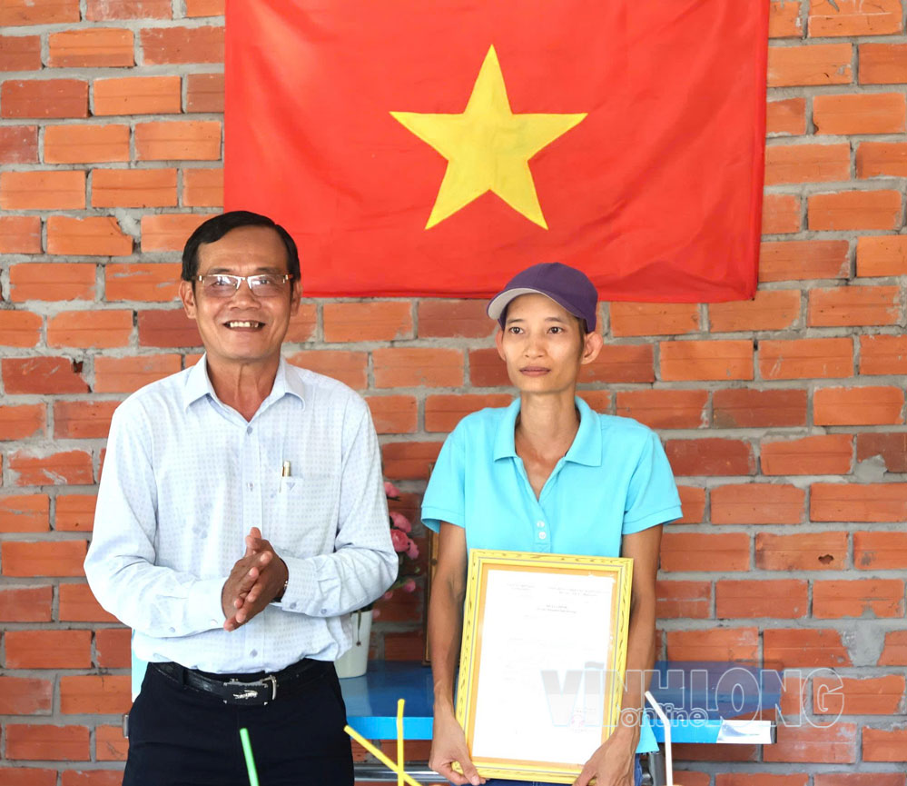Lãnh đạo xã Đại Điền trao quyết định tặng nhà cho bà Lâm Thị Thu Truyền.