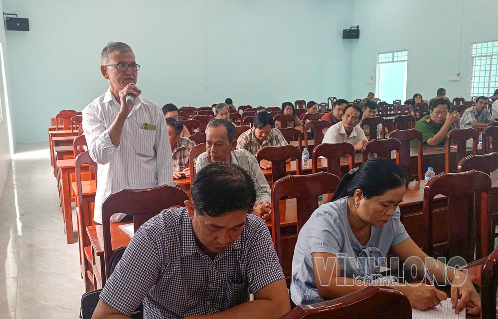
Cử tri phát biểu tại buổi tiếp xúc.