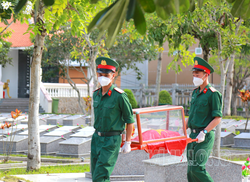 Việc lấy mẫu hài cốt liệt sĩ đảm bảo đúng quy trình kỹ thuật, an toàn, trang nghiêm.