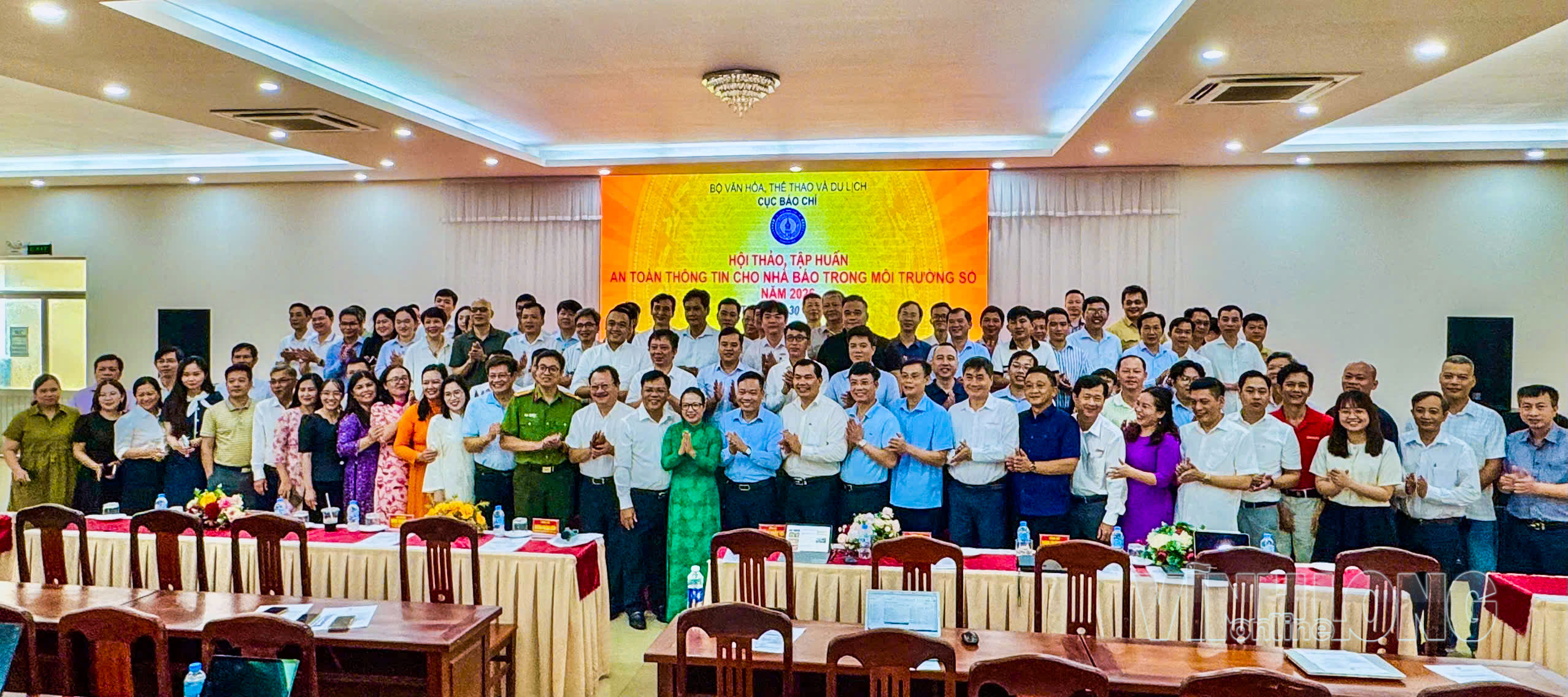 Đại biểu và học viên chụp ảnh lưu niệm tại lớp tập huấn.