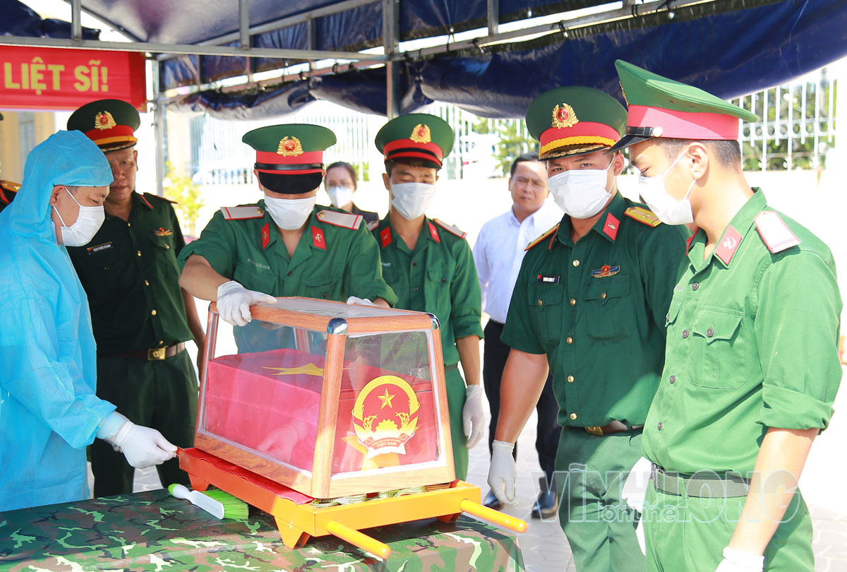 Sau khi hoàn tất việc lấy mẫu, các lực lượng tiến hành hoàn thiện phần mộ, bảo đảm giữ gìn sự trang nghiêm tại Nghĩa trang liệt sĩ Long Hồ.