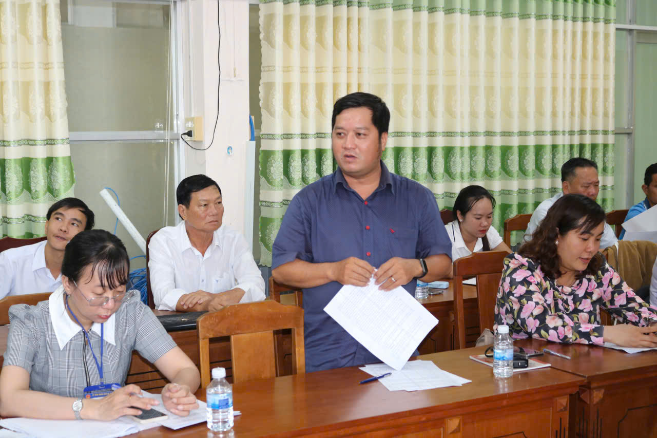 Đại biểu nêu kiến nghị tại buổi làm việc.