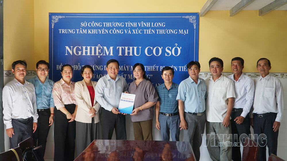 Đoàn công tác nghiệm thu đề án “Hỗ trợ ứng dụng máy móc, thiết bị tiên tiến vào sản xuất mật ong” tại HTX Nông nghiệp XNK An Bình (xã An Bình).