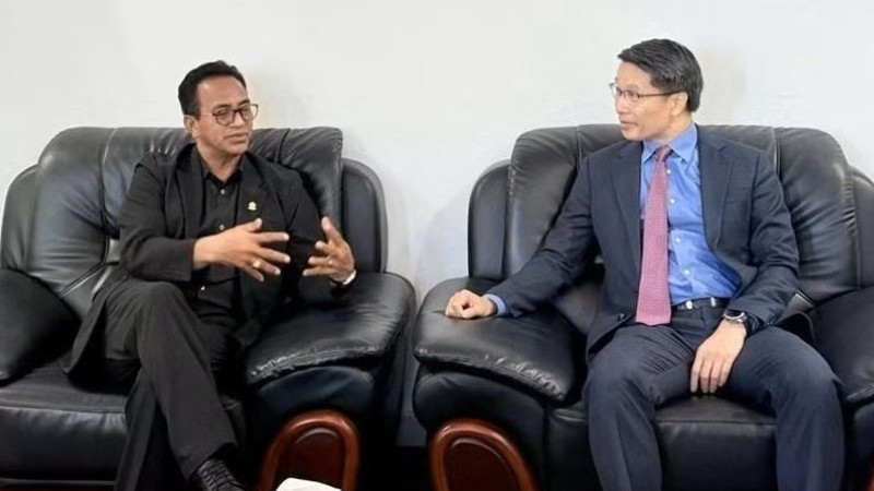 Đại biện Phạm Bình Đàm làm việc với Bộ trưởng Tư pháp Timor-Leste Sérgio Hornai. (Ảnh: Đại sứ quán Việt Nam tại Timor-Leste)
