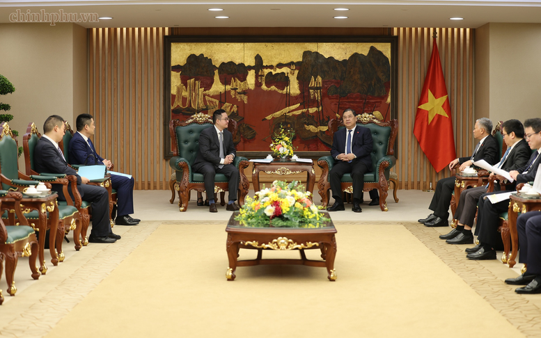 Phó Thủ tướng Thường trực đề nghị Tập đoàn Yongjin nghiên cứu phát triển chuỗi giá trị thép không gỉ hoàn chỉnh tại Việt Nam - Ảnh: VGP/Phương Nguyên