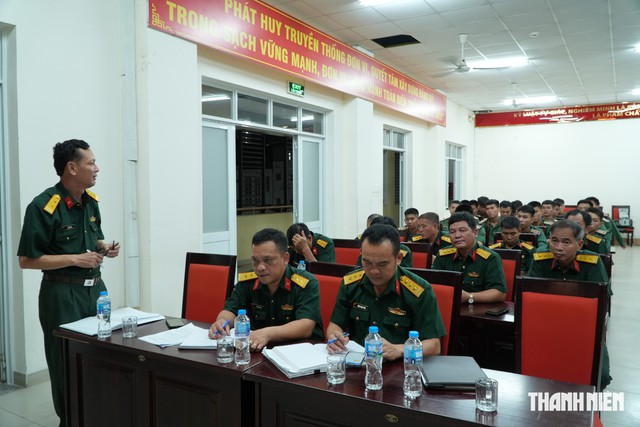 Bộ Tư lệnh TP.HCM tổ chức hội nghị đối thoại dân chủ với lực lượng đang thực hiện nhiệm vụ tìm kiếm, quy tập hài cốt liệt sĩ.

ẢNH: TUẤN TÀI


