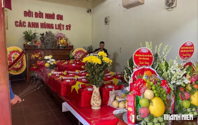 Các hài cốt liệt sĩ được tìm thấy trong Chiến dịch 500 ngày đêm đang được chăm sóc trong nhà quàn tại thôn Giang Nam, xã Thanh Thủy, tỉnh Tuyên Quang.

Ảnh: Vũ Thơ

