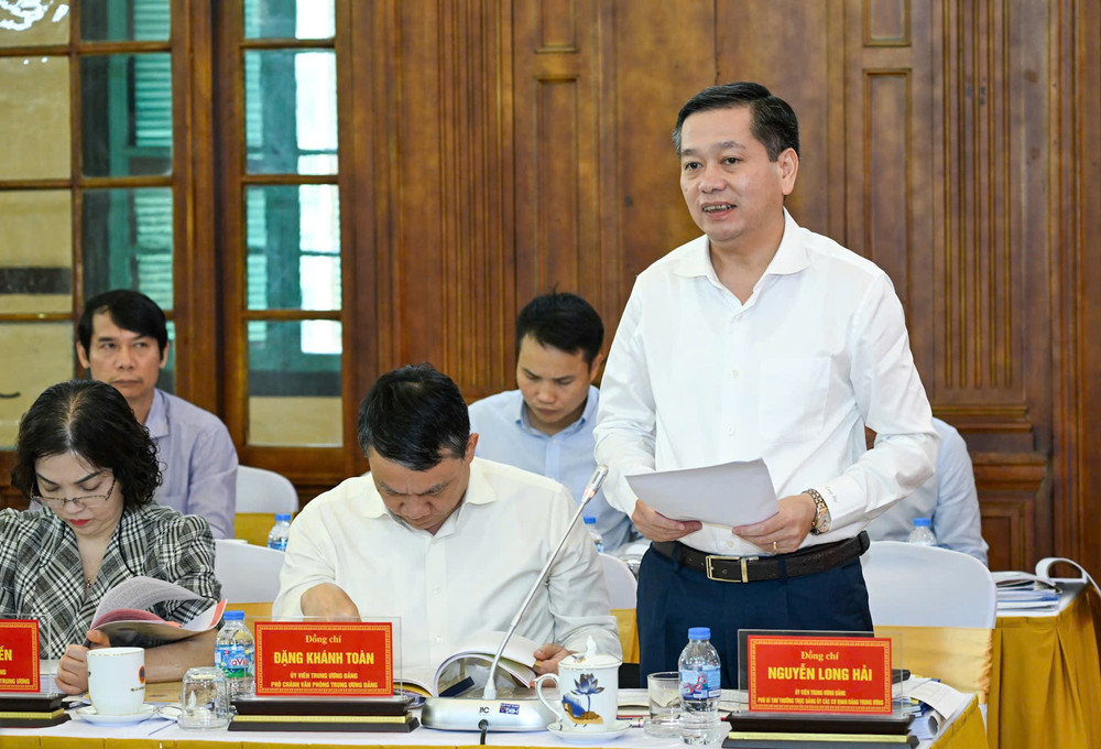 Phó Bí thư Thường trực Đảng ủy các cơ quan Đảng Trung ương Nguyễn Long Hải phát biểu ý kiến tại hội nghị. (Ảnh: DUY LINH)
