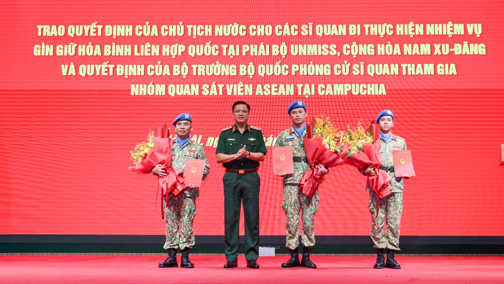 Thượng tướng Nguyễn Trường Thắng trao quyết định cho ba sĩ quan lên đường thực hiện nhiệm vụ tại Phái bộ Gìn giữ hòa bình Liên hợp quốc tại Nam Sudan (UNMISS).