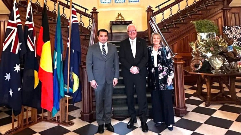 Tổng Lãnh sự Phạm Hải Anh chụp ảnh kỷ niệm cùng Thống đốc bang Tây Australia Christopher Dawson. (Ảnh: Tổng Lãnh sự Việt Nam tại Perth cung cấp)
