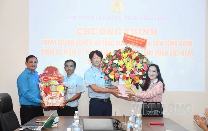 Phó Chủ tịch Thường trực Ủy ban MTTQ Việt Nam tỉnh Nguyễn Thị Hồng Nhung thăm, tặng quà cho công nhân lao động có hoàn cảnh khó khăn