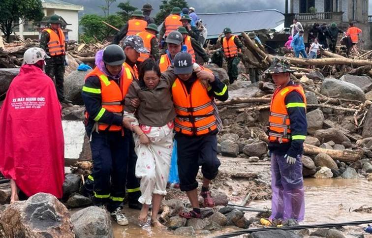 Công an tỉnh Lai Châu đã giải cứu 14 người bị cô lập ở Mường Than. ẢNH: CÔNG AN TỈNH LAI CHÂU