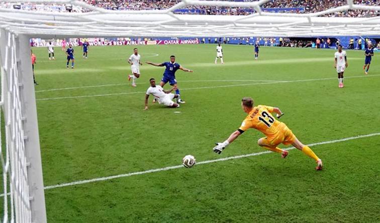 Mbappe chỉ an ủi khi là cầu thủ thứ 4 ghi được từ 10 bàn trở lên tại một kỳ World Cup, và tạm qua mặt Messi trong danh sách các cầu thủ ghi bàn nhiều nhất mọi thời đại. Ảnh: Reuters
