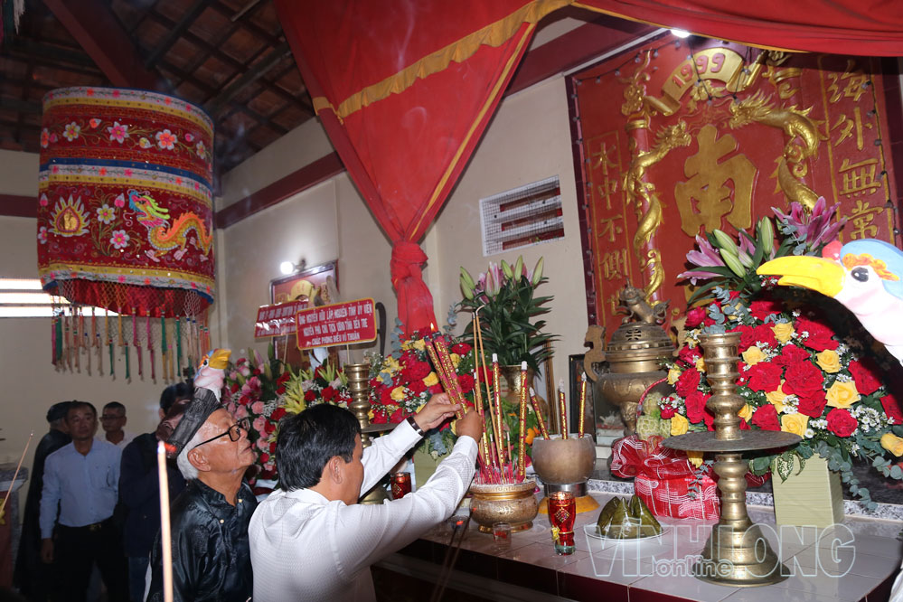 Chủ tịch UBND xã Bình Đại Huỳnh Văn Mai và các đại biểu dâng hương tại Lăng Ông Nam Hải. Ảnh: THẠCH THẢO