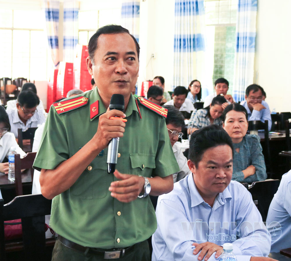 Cử tri nêu kiến nghị tại buổi tiếp xúc. Ảnh: T. Lập.