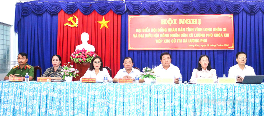 Đại biểu HĐND tỉnh, đại biểu HĐND xã tiếp xúc cử tri xã Lương Phú. Ảnh: K. Phụng.