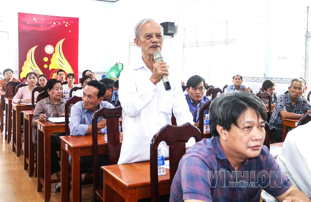 Cử tri xã Lương Phú nêu vấn đề quan tâm với Tổ đại biểu số 12, HĐND tỉnh. Ảnh: K. Phụng.