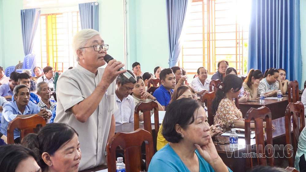 Cử tri trình bày vấn đề quan tâm với đại biểu HĐND tỉnh - Tổ đại biểu số 10. Ảnh: Ng. Lãm.