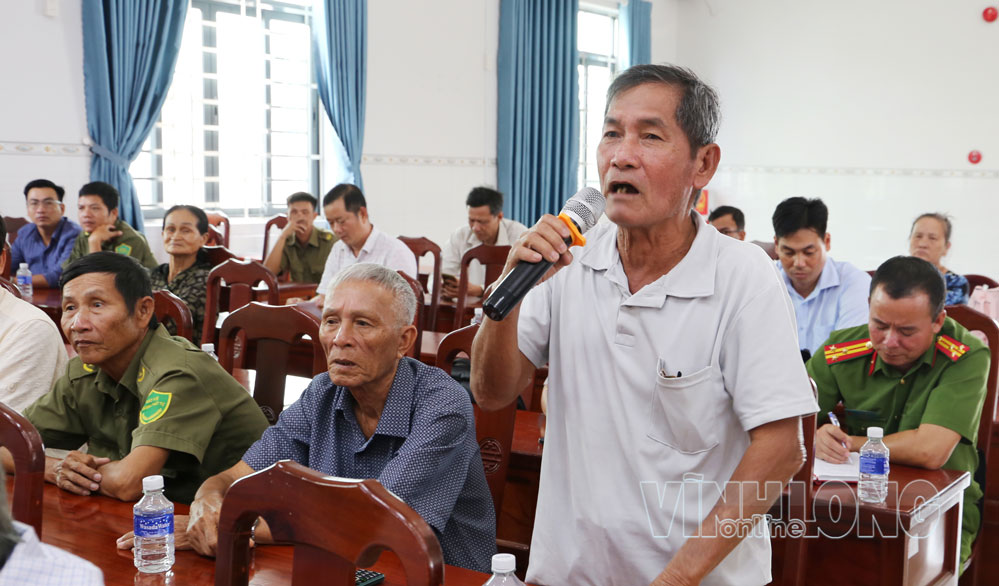 Cử tri Hồ Phấn Đấu (ấp Vĩnh Khánh) kiến nghị tại buổi tiếp xúc cử tri.