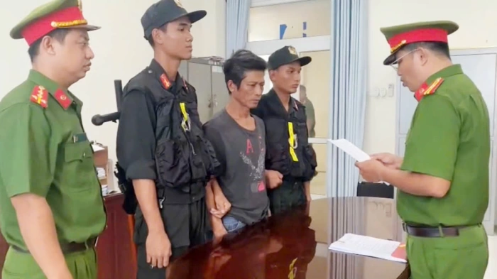 Khởi tố, bắt tạm giam đối tượng chống người thi hành công vụ và gây rối trật tự công cộng