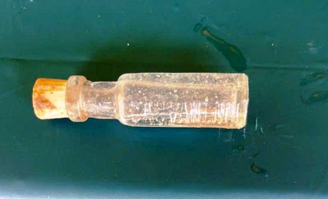 Bên ngoài lọ penicillin có khắc tên Đậu Văn Linh.
ẢNH: BAN CHỈ HUY QUÂN SỰ XÃ HÒA TIẾN