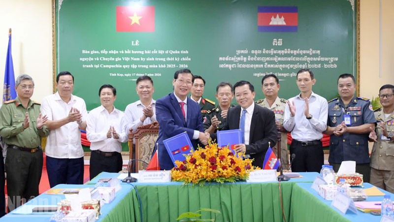 Ban chuyên trách 2 tỉnh ký kết biên bản bàn giao, tiếp nhận hài cốt liệt sĩ. (Ảnh: PHƯƠNG VŨ)