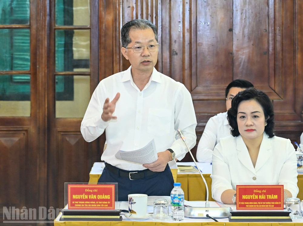 Chánh án Tòa án nhân dân tối cao Nguyễn Văn Quảng tiếp thu ý kiến chỉ đạo của Thường trực Ban Bí thư và đề nghị Đảng ủy triển khai trong công việc. (Ảnh: DUY LINH)
